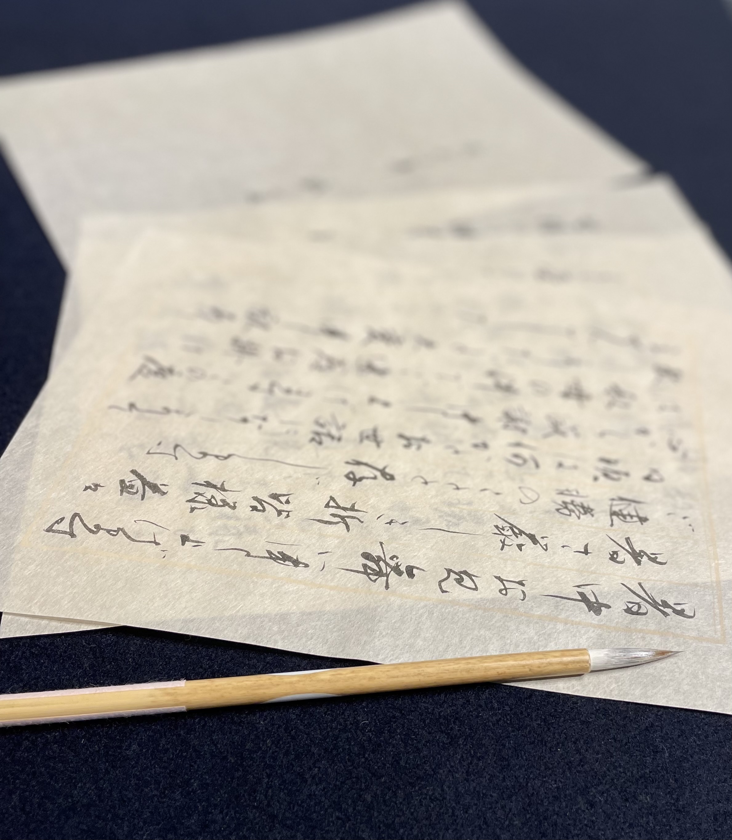 筆耕の仕事。紙に綴った手紙と筆